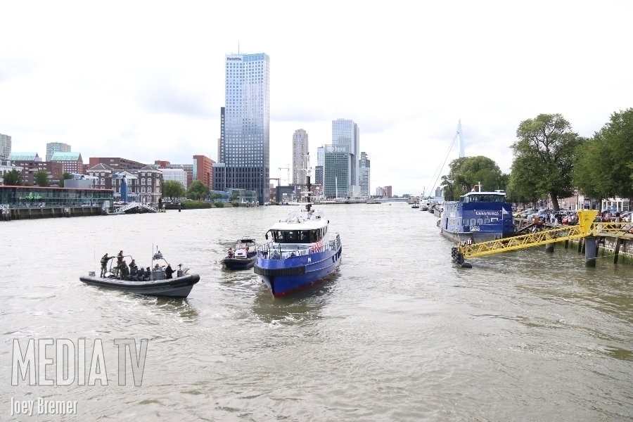 Stoffelijk overschot aangetroffen in het water bij Koninginnebrug Rotterdam (video)