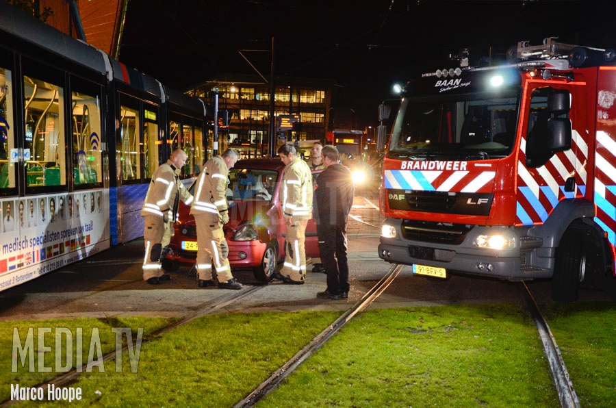 Tram en auto botsen op Weena Rotterdam
