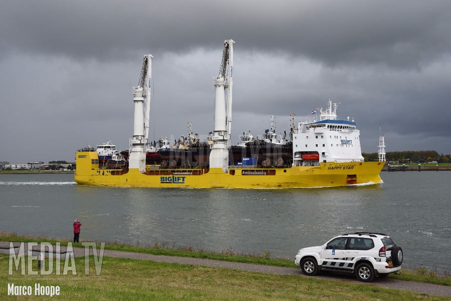 Vrachtschip komt Rotterdamse haven binnen met 22 sleepboten als lading