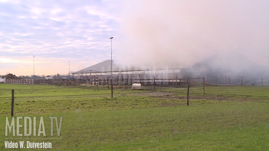 Grote brand in schuur bij manege Laagdalemseweg Gorinchem (video)