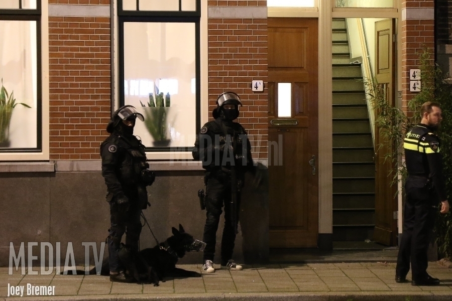 Arrestatieteam haalt verwarde man uit woning Spoorsingel Rotterdam (video)