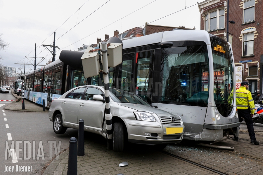 Lichtgewonde bij aanrijding auto vs tram 1e Middellandstraat Rotterdam