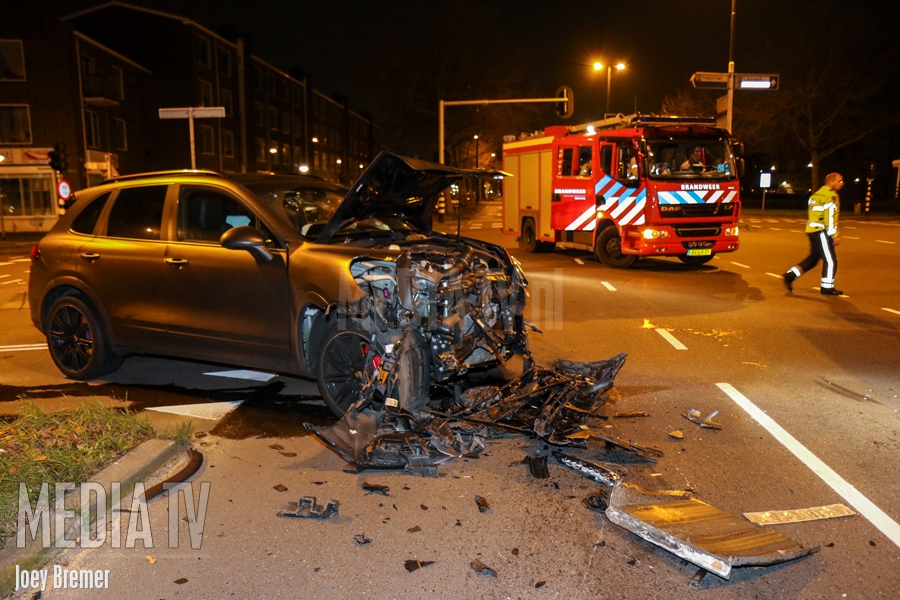 Porsche zwaar beschadigd na aanrijding met vrachtwagen Burg. Heusdenslaan Vlaardingen