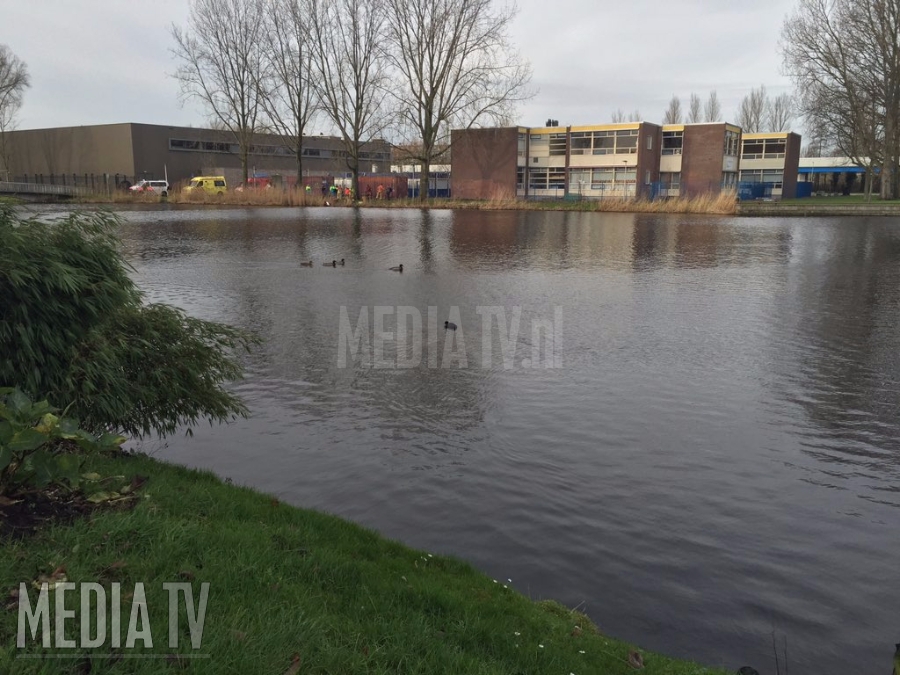 Hulpdiensten rukken uit voor speelgoedauto langs waterkant Lijstersingel Capelle aan den IJssel
