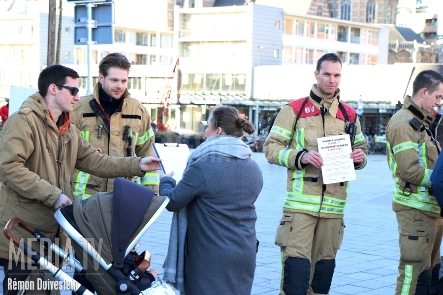 Brandweer start handtekeningenactie tegen bezuinigingen in Rotterdam