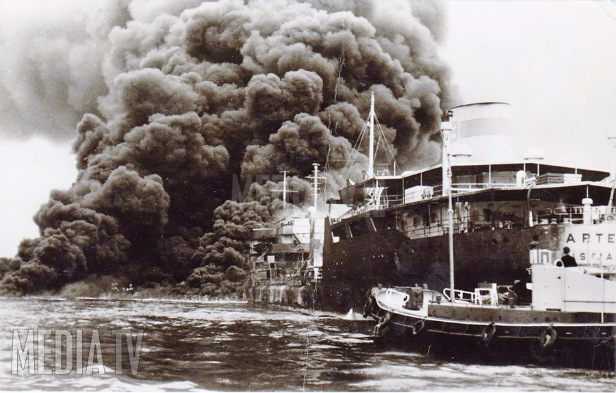 MediaTV Classics 7-6-1958: Aanvaring Artemis in Hoek van Holland ontaard in scheepsbrand