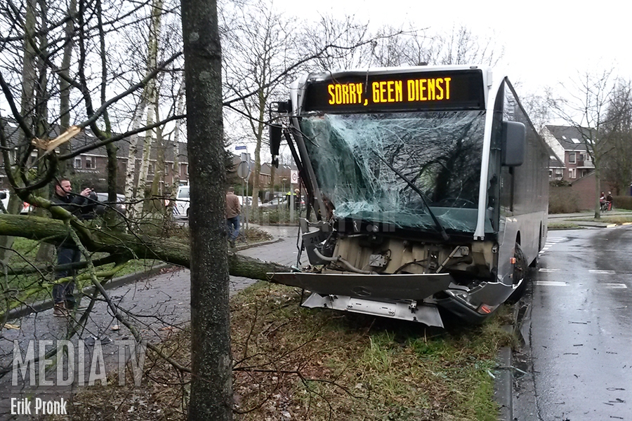 Beschonken buschauffeur rijdt tegen boom Churchillsingel Vlaardingen (video)