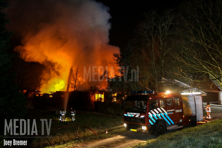 Uitslaande brand in leegstaande boerderij Toldijk Hekelingen (video)