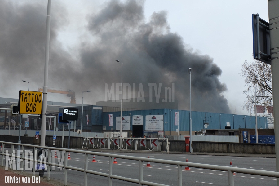 Forse rookontwikkeling bij brand Doklaan Rotterdam