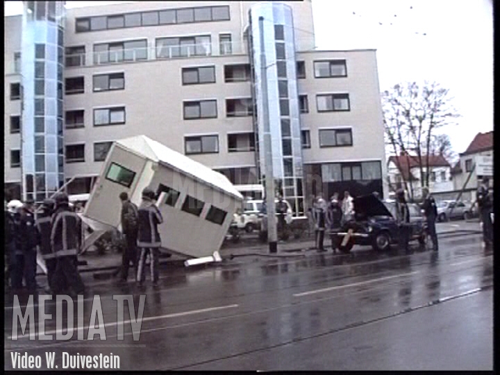 MediaTV Classics: (1993) Auto ramt bewakingscontainer politie Straatweg Rotterdam