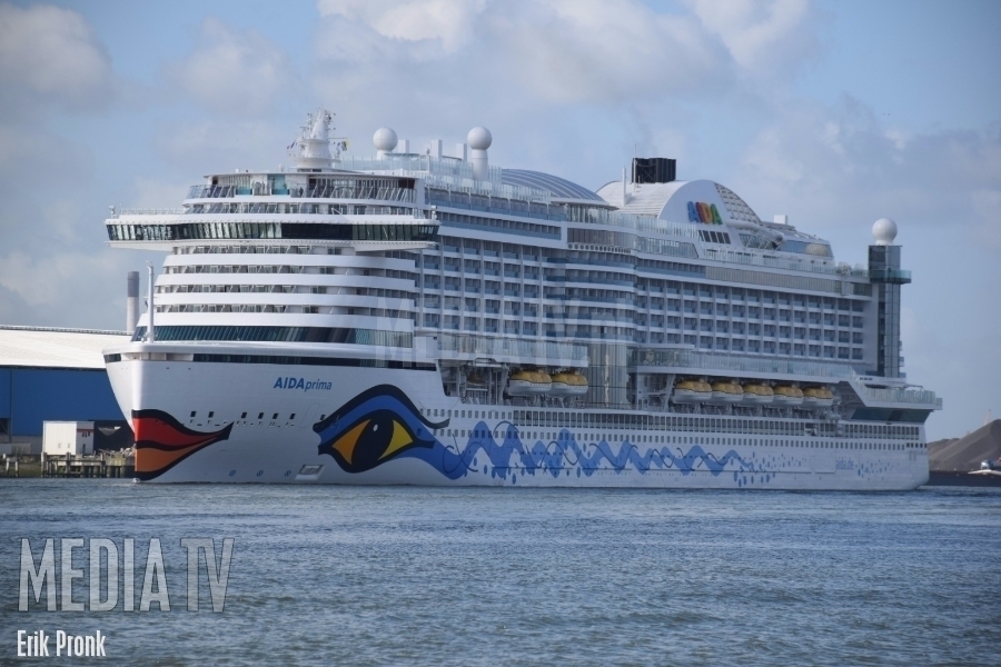 Gekleurd cruiseschip vaart Rotterdam binnen (video)