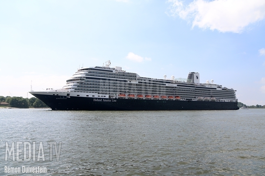 Cruiseschip MS Koningsdam van de Holland America Line aangekomen in Rotterdam