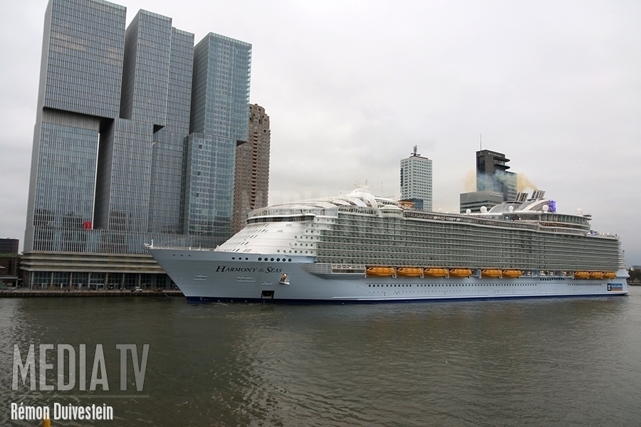 Grootste cruiseschip ter wereld de Harmony of the Seas in Rotterdam (video)
