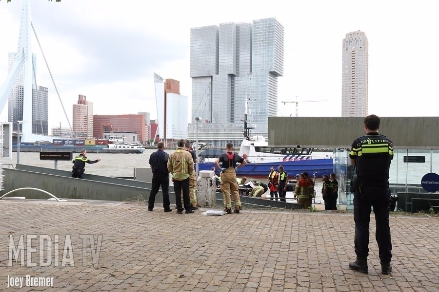 Persoon te water snel gered Erasmusbrug Rotterdam