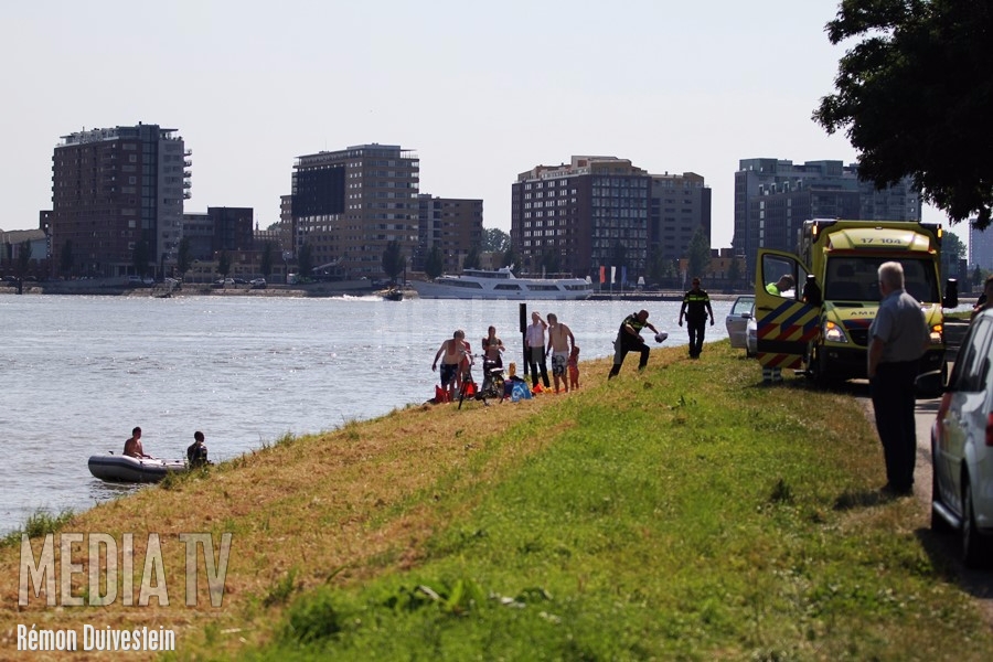 Lichtgewonde bij aanvaring met rubber bootje Nieuwe Maas Rotterdam
