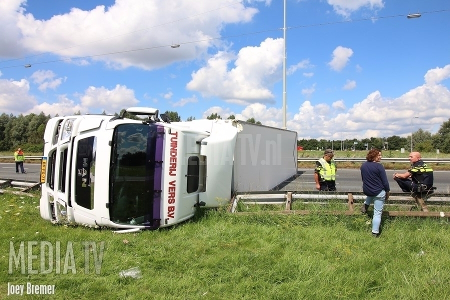 A15 dicht door gekantelde vrachtwagen bij Hendrik-Ido-Ambacht (video)