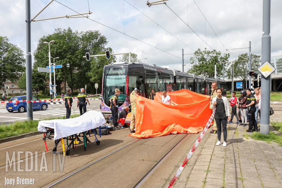 Man in scootmobiel gewond na aanrijding met tram Nieuwe Damlaan Schiedam (video)