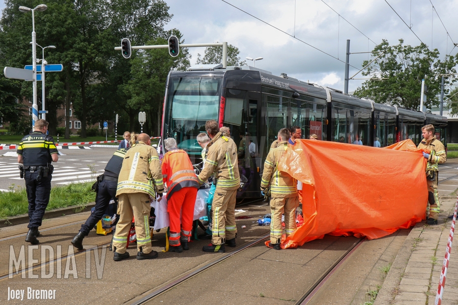 Man in scootmobiel bezweken aan verwondingen na aanrijding met tram Nieuwe Damlaan Schiedam