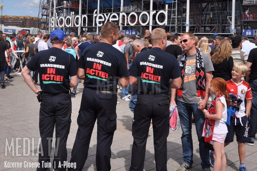 Ludieke actie bij stadion Feyenoord door brandweerploeg Groene Tuin