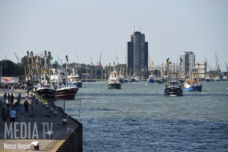 Ludiek protest van Noordzeevissers op Nieuwe Maas in Rotterdam (video)