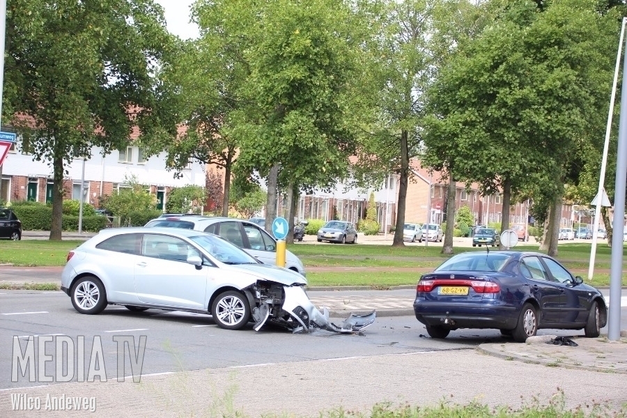 Auto's botsen op de Colosseumweg Rotterdam