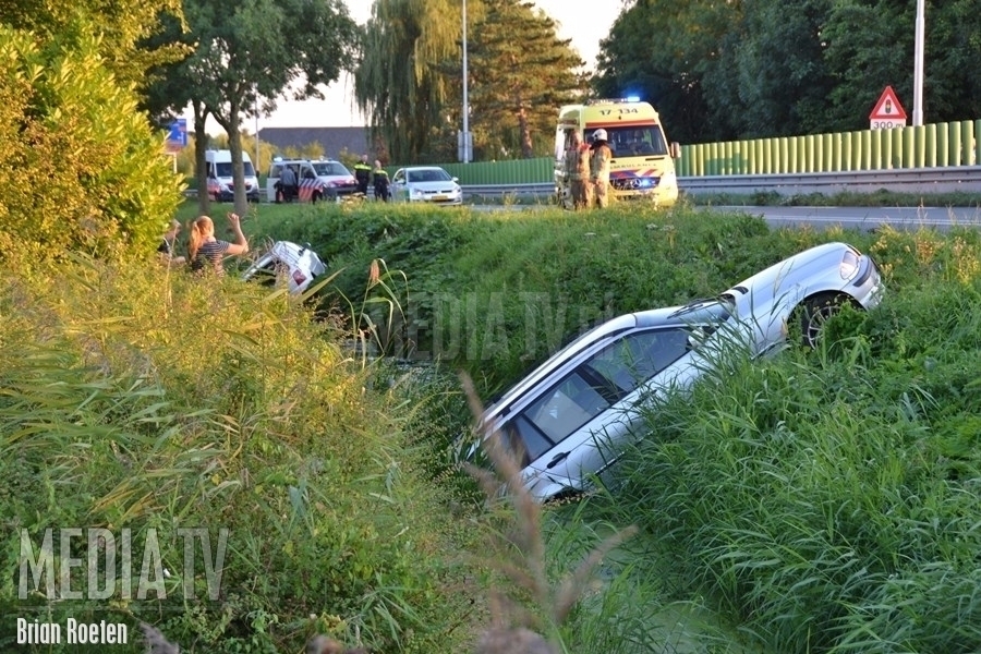 Auto's deels te water na aanrijding Overbuurtseweg Bleiswijk