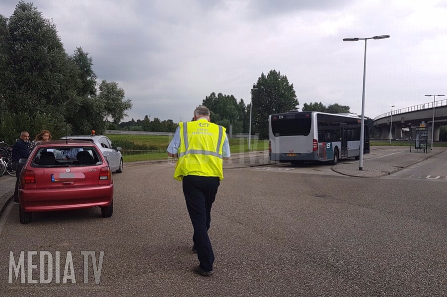 Aanrijding tussen RET-bus en personenauto Mr. L.A. Kesperweg Vlaardingen