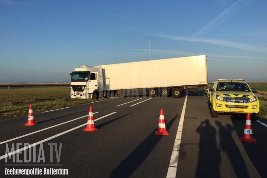 Vrachtwagen blokkeert Maasvlakteweg Rotterdam