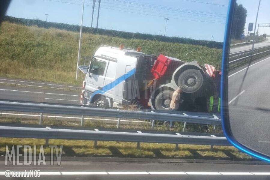 Snelweg A15 gestremd bij Rozenburg door gekantelde vrachtwagen met oplegger
