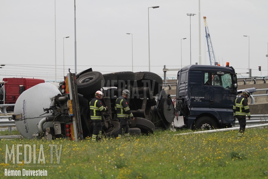 Tankwagen gekanteld op de snelweg A15 bij Spijkenisse (video)