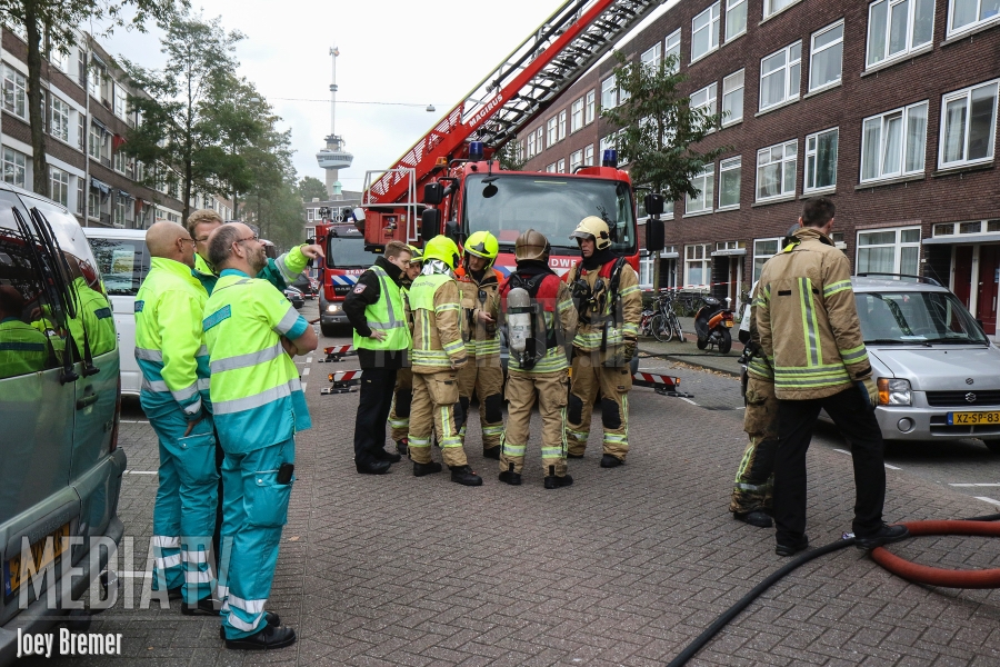 15 woningen ontruimd na uitslaande brand aan de Willem Buytewechstraat in Rotterdam-Delfshaven (video)