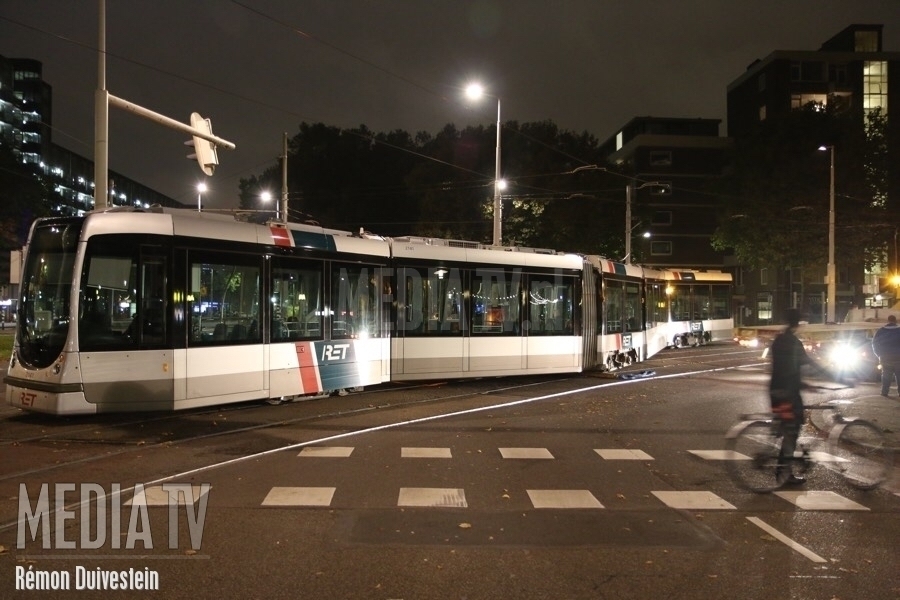 Tram ontspoord op het Oostplein in Rotterdam