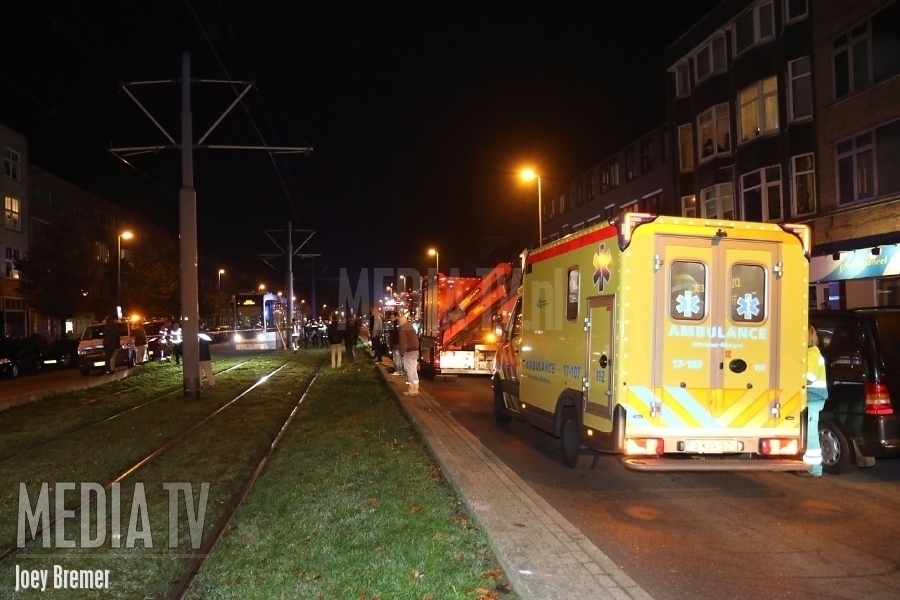Vrouw zwaargewond na aanrijding met tram Rotterdamsedijk Schiedam (video)