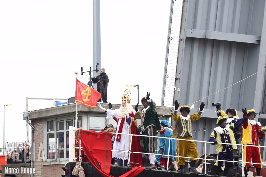 Sinterklaas aangekomen in Maassluis; politie verricht arrestaties (video)