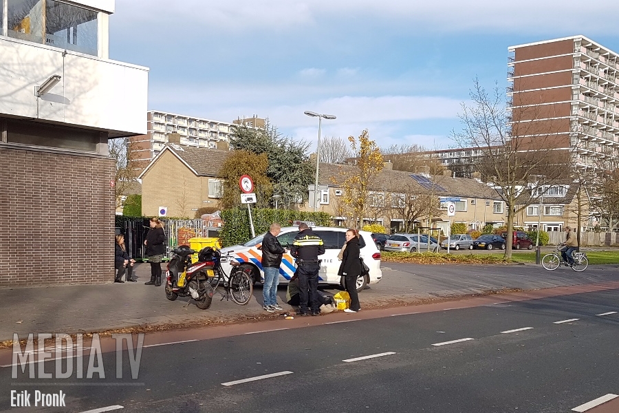 Jongeman op fiets met de schrik vrij na aanrijding met scooter Frederik Hendriklaan Vlaardingen