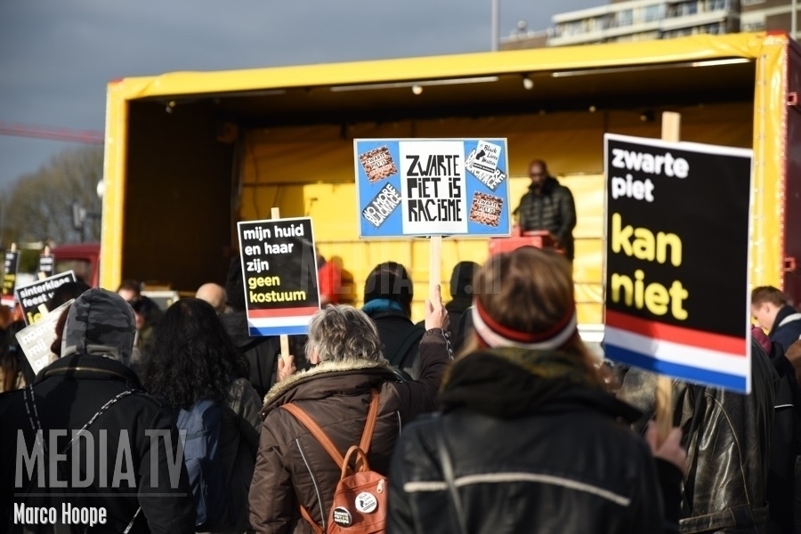 Tegenstanders van Zwarte Piet demonstreren bij Ahoy in Rotterdam (video)