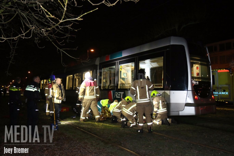 Persoon bekneld onder tram Burgemeester van Haarenlaan Schiedam (video)