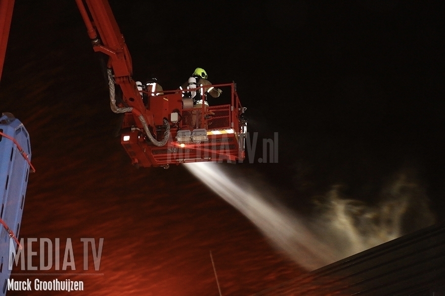 Zeer grote brand in bedrijfsloods Raadsheerenhoek Zuidland (video)