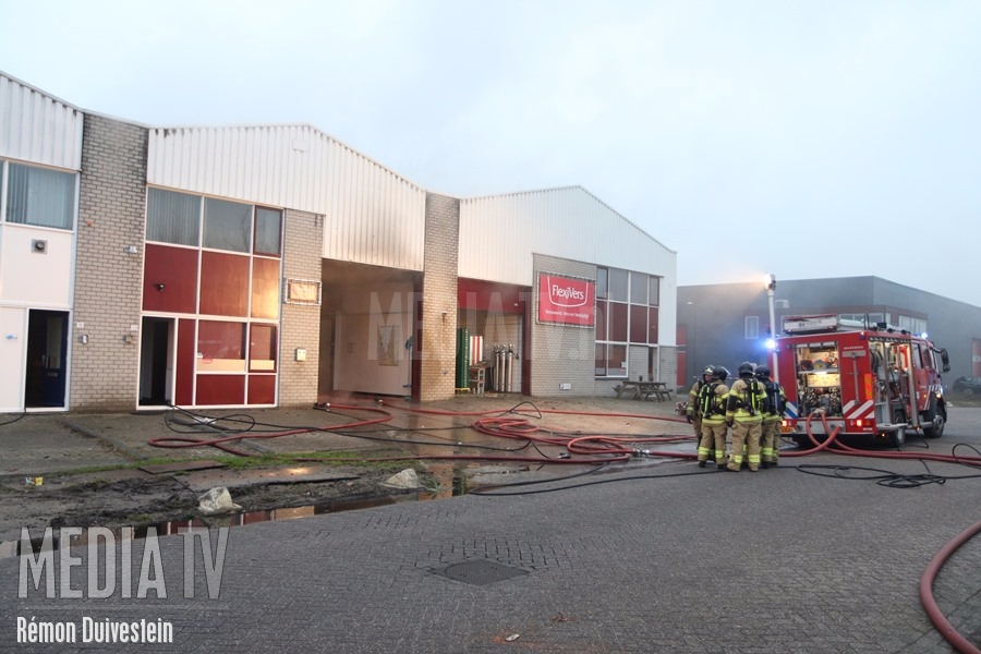 Zeer grote brand in bedrijfspand Houtschelf Hardinxveld-Giessendam (video)