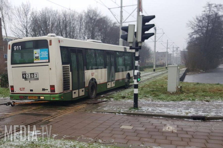 RET-bus staat muurvast op tramrails Holysingel Vlaardingen