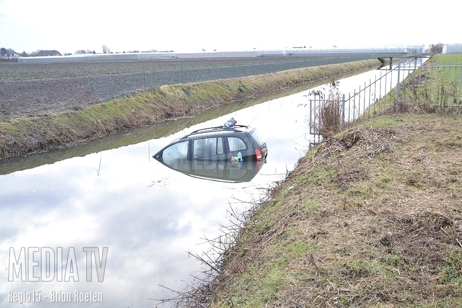 Auto te water op Cyclamenweg Bleiswijk