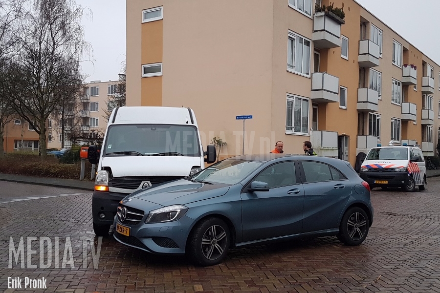 Auto en bestelbus botsen op de Kethelweg in Vlaardingen