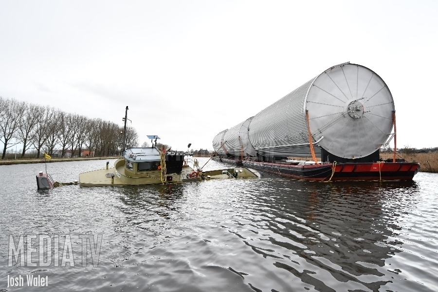 Sleepboot gezonken op de Ringvaart Leimuiden (video)