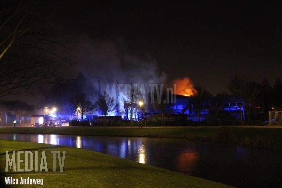 Grote uitslaande brand in voormalige school aan de Botter in Barendrecht (video)
