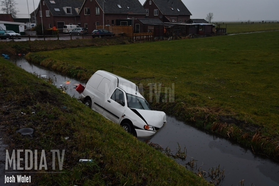 Gewonde bij auto te water De Bree Nieuwerbrug