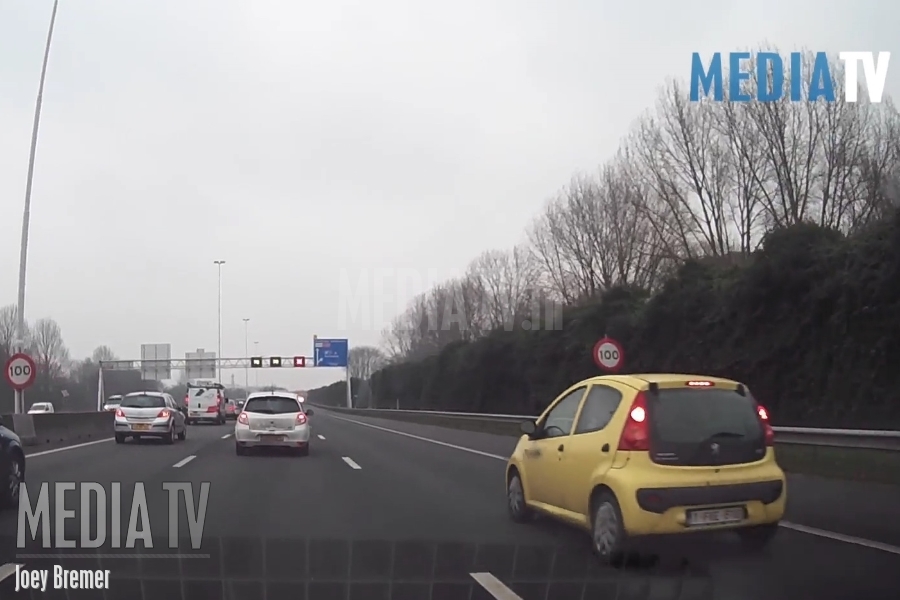 Belg negeert rode kruis en rijdt weginspecteur Rijkswaterstaat de vouwen uit zijn broek (dashcam video)