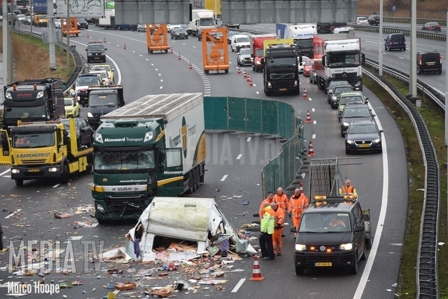 Ravage na aanrijding op de snelweg A16 bij Rotterdam (video)
