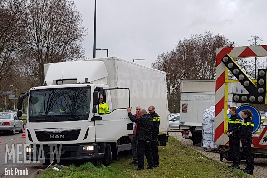 Chauffeur rijdt vrachtwagen muurvast Hargalaan Schiedam