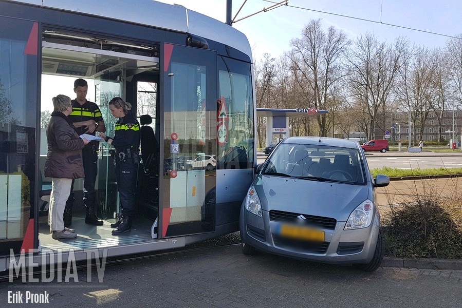 Auto en tram botsen Nieuwe Damlaan Schiedam
