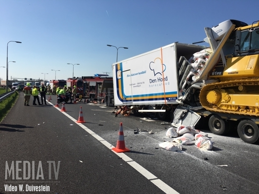 Dode bij ernstig ongeval tussen twee vrachtwagens A29 Den Bommel (video)